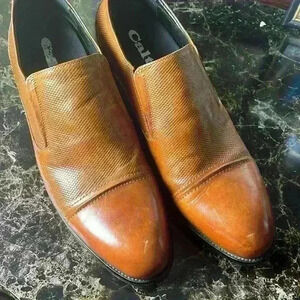 Men’s CALTO brown shoes.